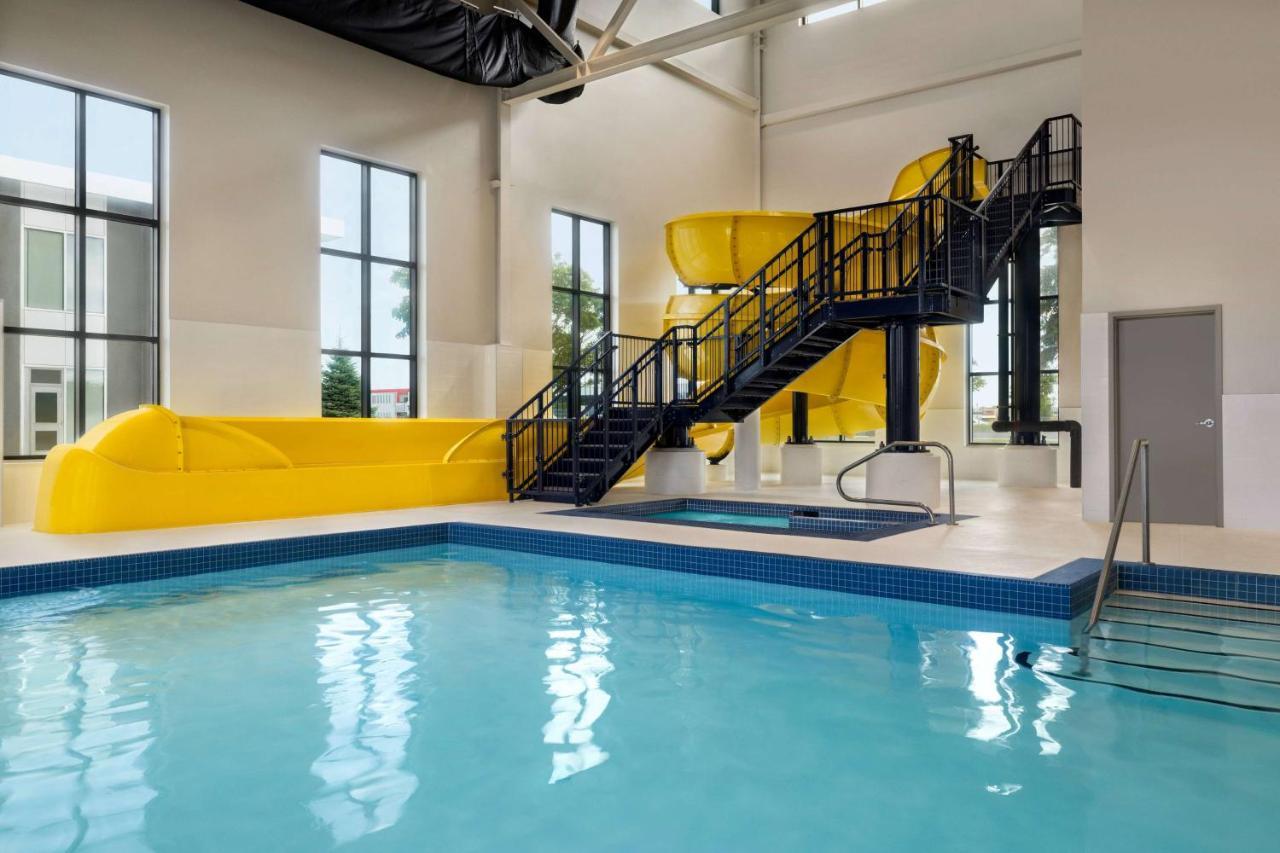 Microtel Inn & Suites Dorval Qc Экстерьер фото