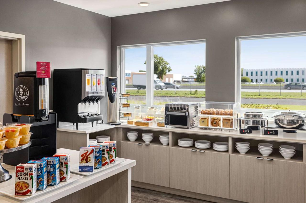 Microtel Inn & Suites Dorval Qc Экстерьер фото