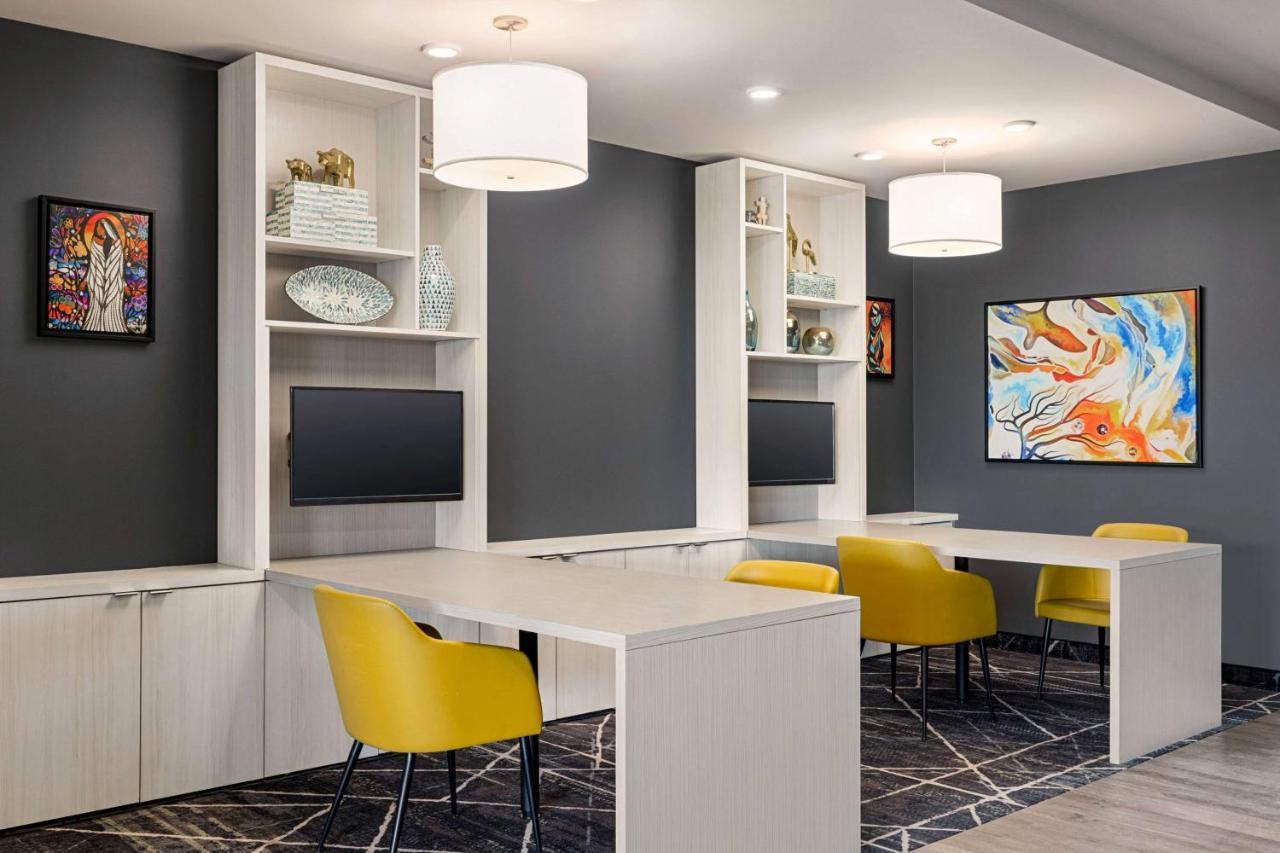 Microtel Inn & Suites Dorval Qc Экстерьер фото