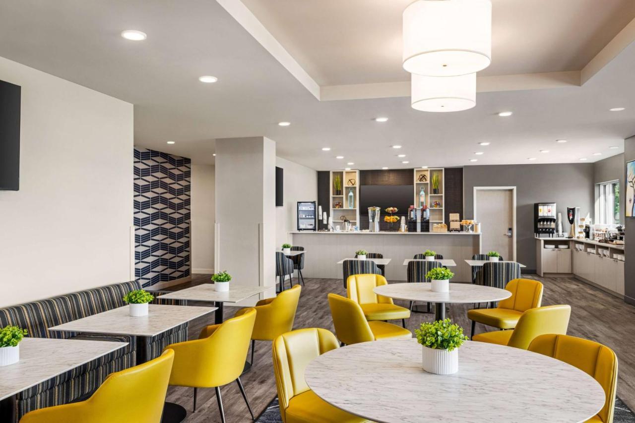 Microtel Inn & Suites Dorval Qc Экстерьер фото