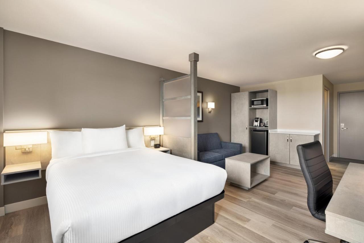 Microtel Inn & Suites Dorval Qc Экстерьер фото