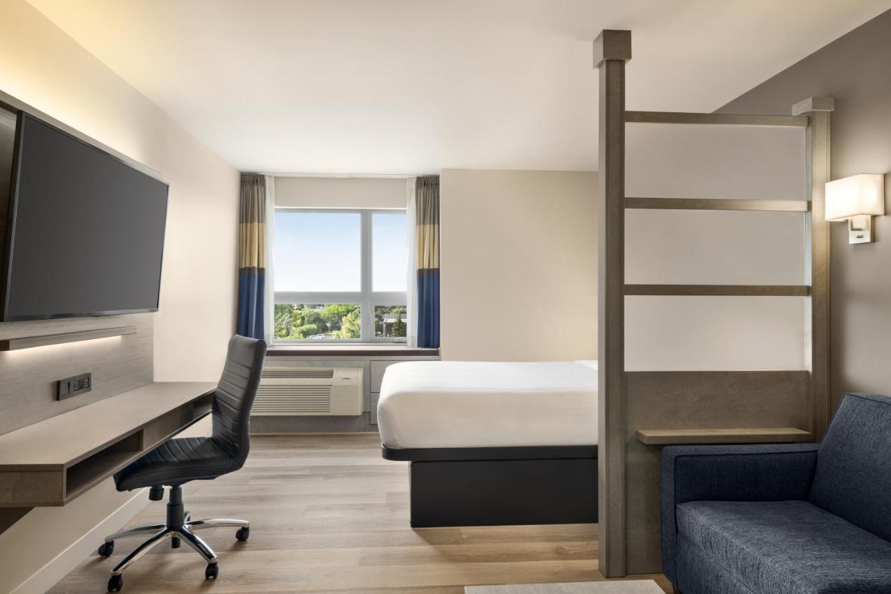 Microtel Inn & Suites Dorval Qc Экстерьер фото