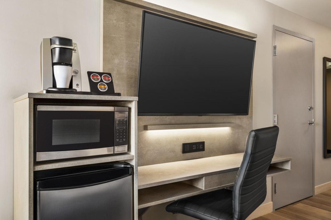 Microtel Inn & Suites Dorval Qc Экстерьер фото