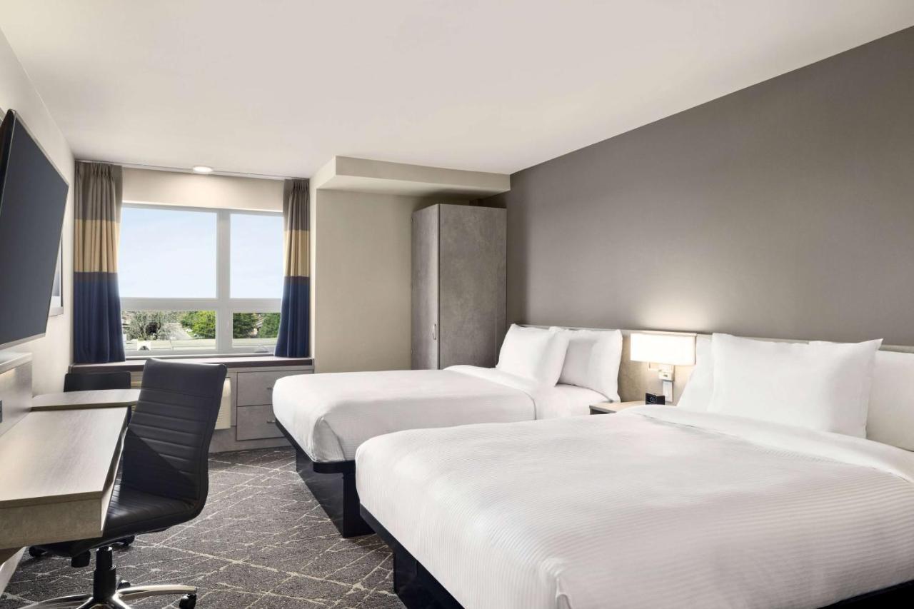 Microtel Inn & Suites Dorval Qc Экстерьер фото