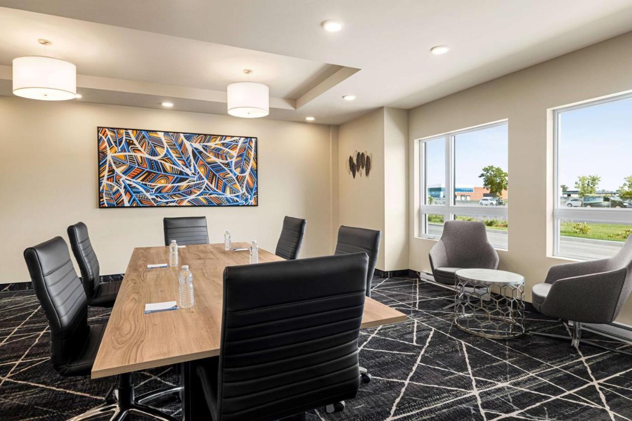 Microtel Inn & Suites Dorval Qc Экстерьер фото