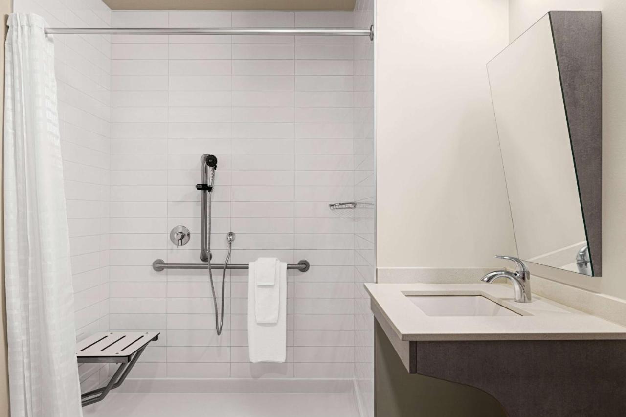 Microtel Inn & Suites Dorval Qc Экстерьер фото