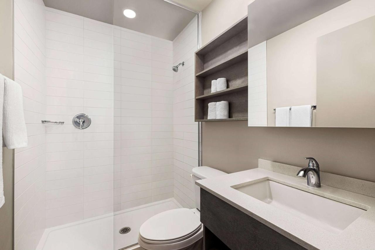 Microtel Inn & Suites Dorval Qc Экстерьер фото