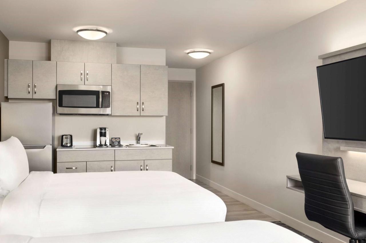 Microtel Inn & Suites Dorval Qc Экстерьер фото