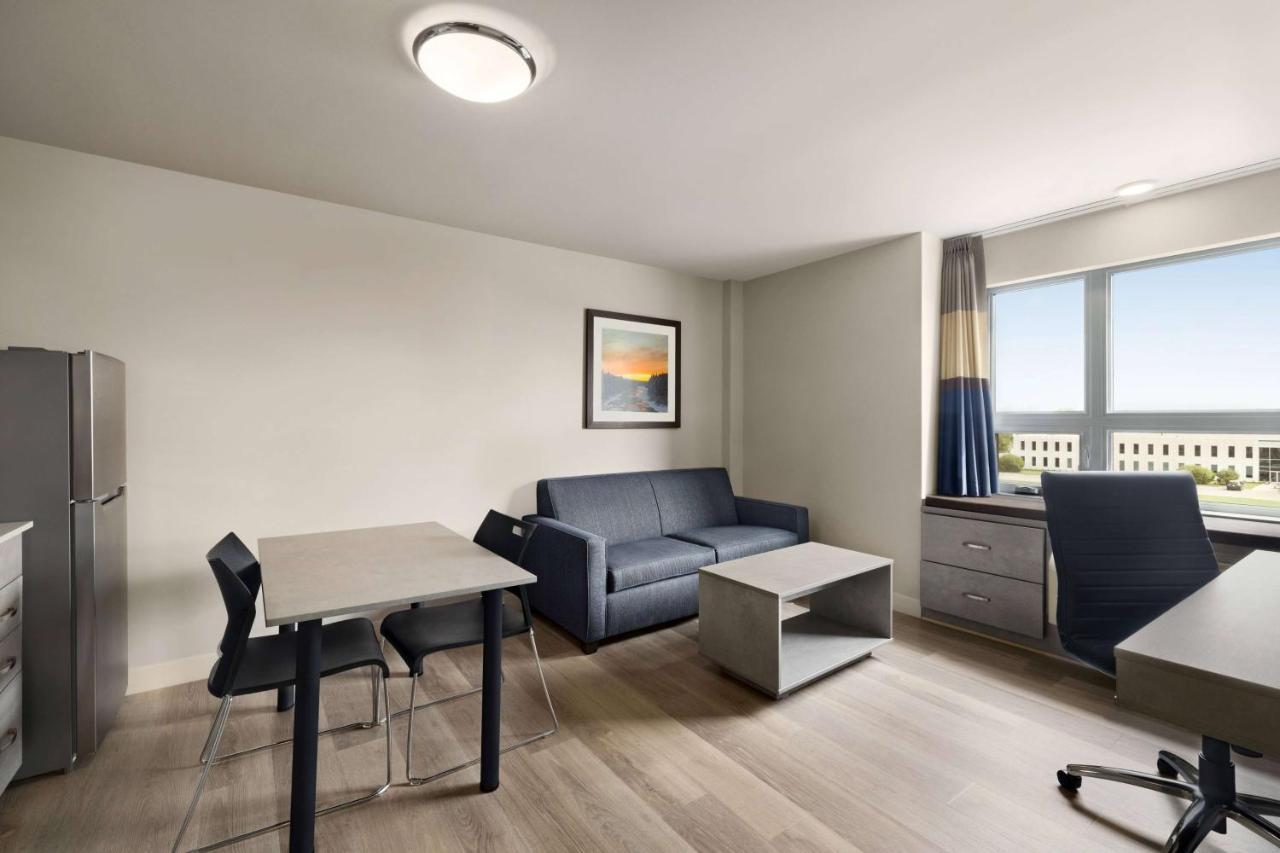 Microtel Inn & Suites Dorval Qc Экстерьер фото