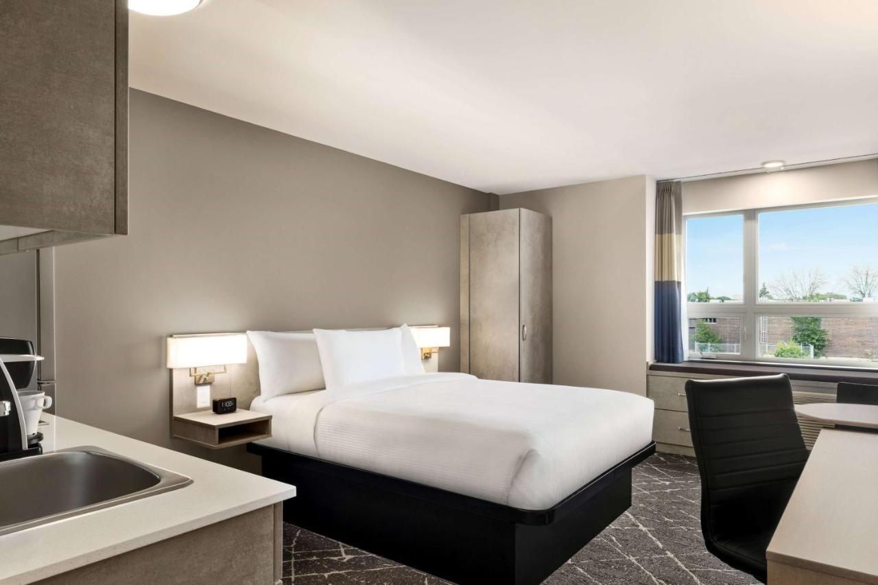 Microtel Inn & Suites Dorval Qc Экстерьер фото