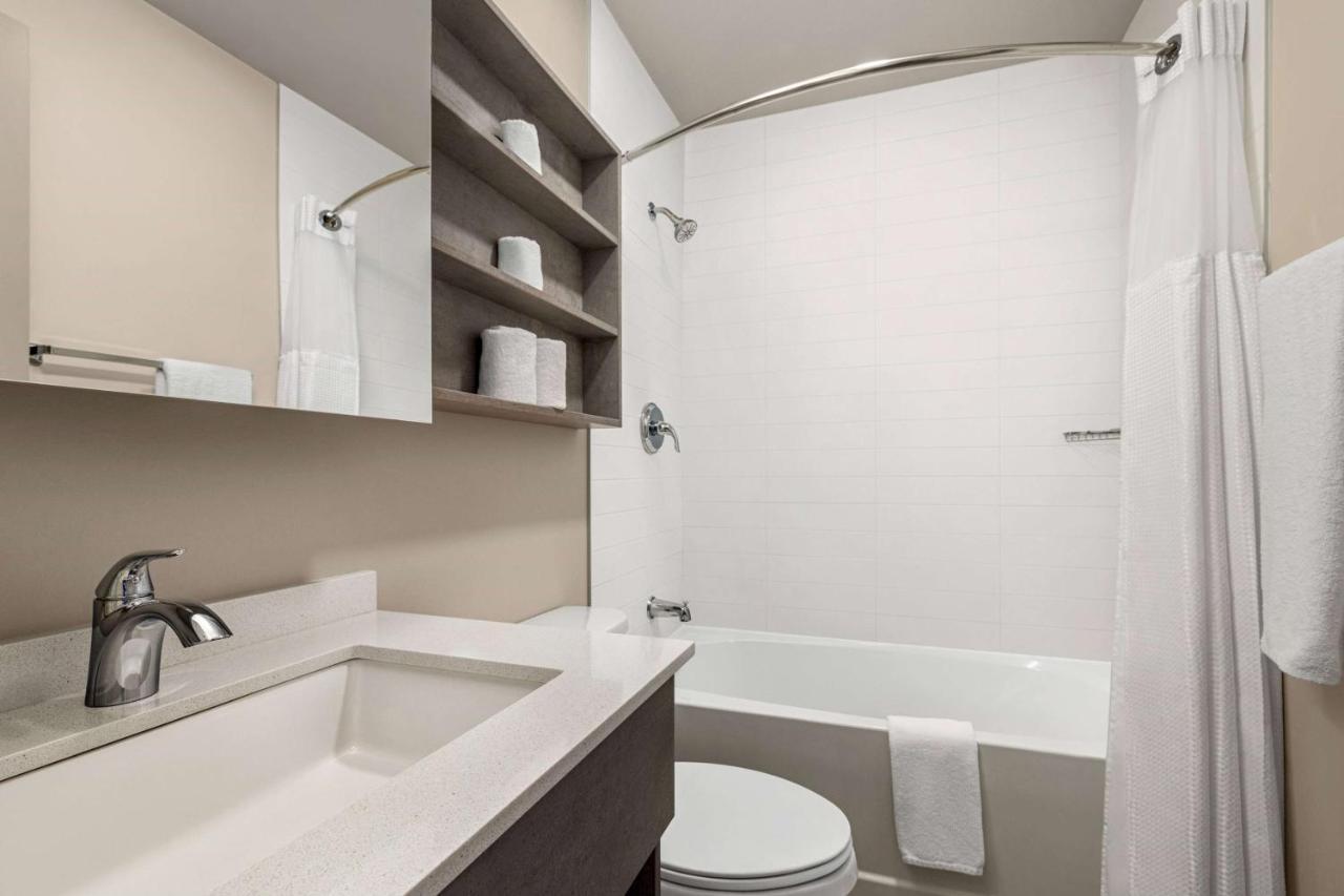 Microtel Inn & Suites Dorval Qc Экстерьер фото