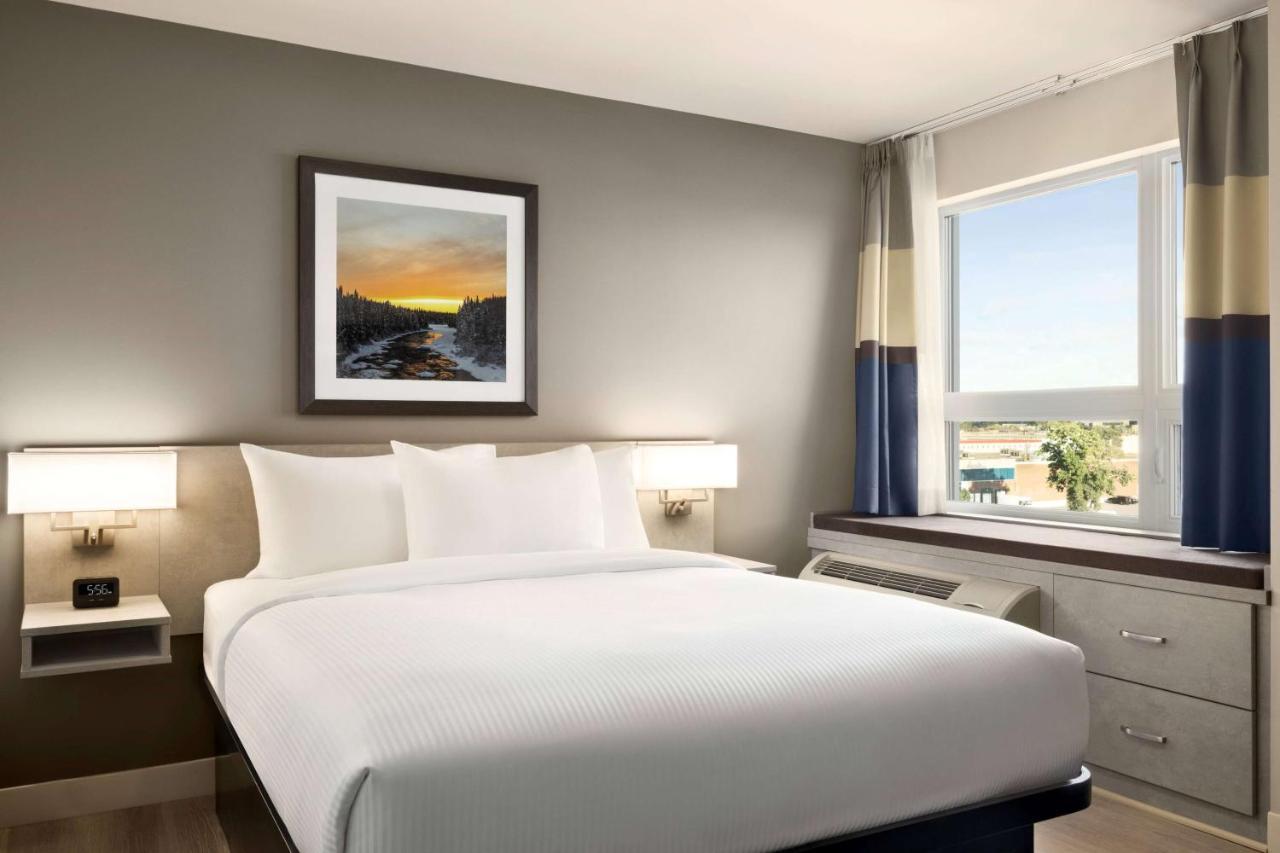 Microtel Inn & Suites Dorval Qc Экстерьер фото