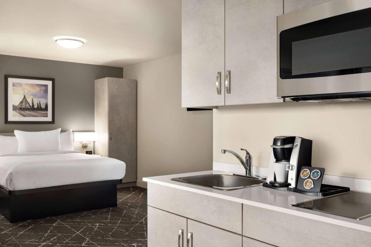 Microtel Inn & Suites Dorval Qc Экстерьер фото