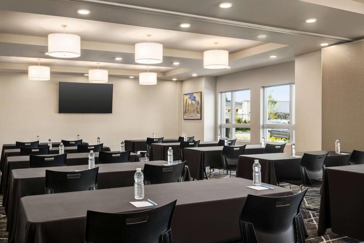 Microtel Inn & Suites Dorval Qc Экстерьер фото