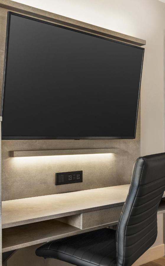Microtel Inn & Suites Dorval Qc Экстерьер фото