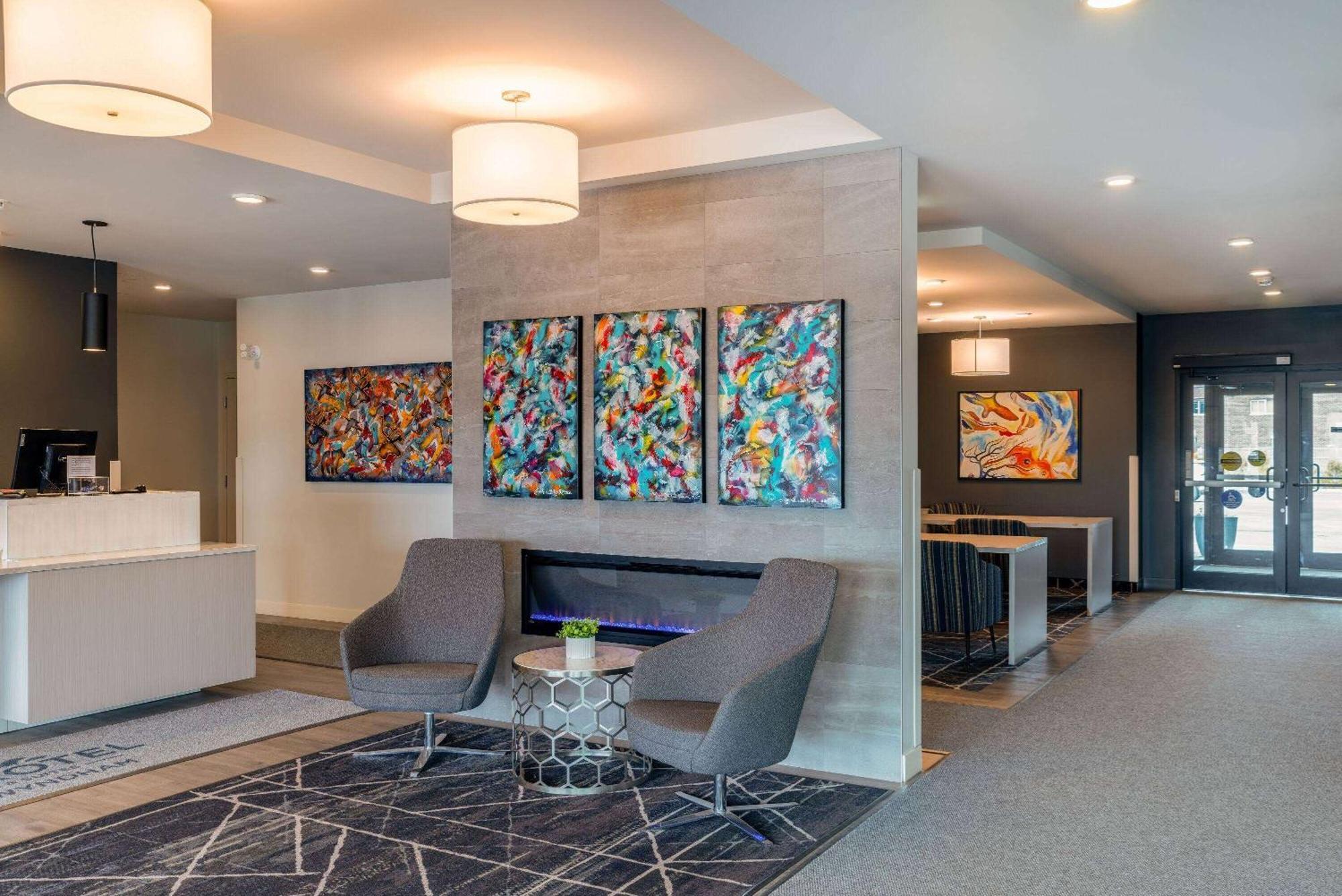 Microtel Inn & Suites Dorval Qc Экстерьер фото