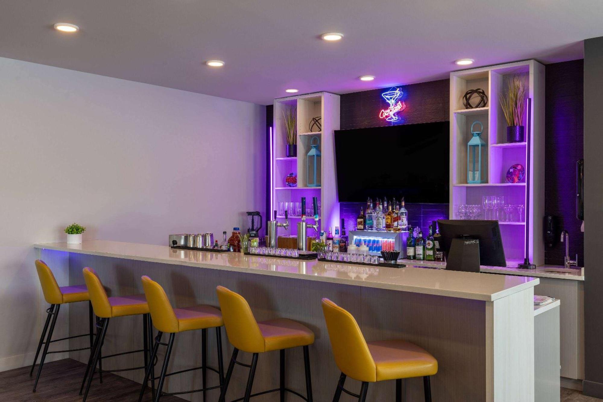 Microtel Inn & Suites Dorval Qc Экстерьер фото