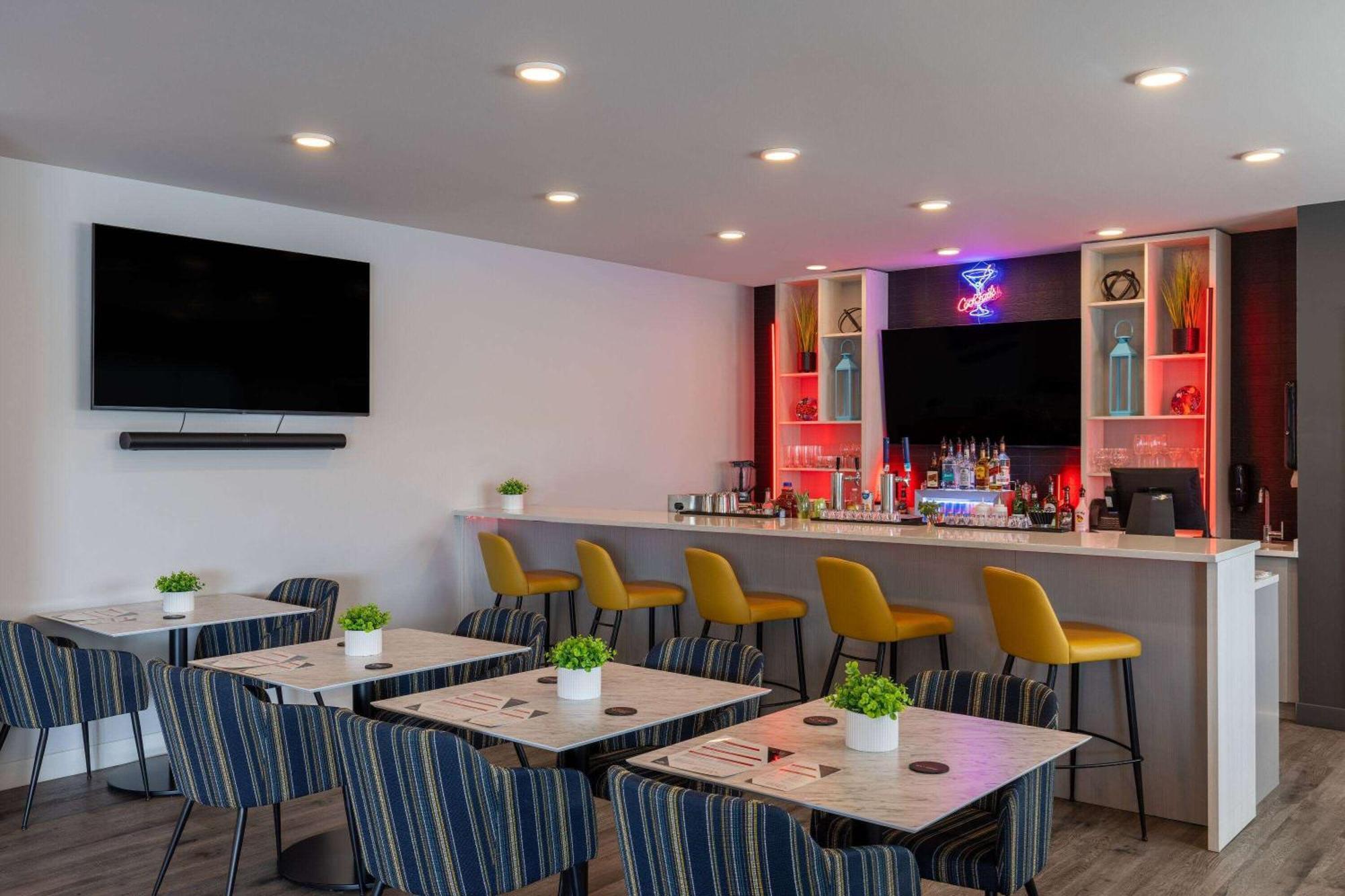 Microtel Inn & Suites Dorval Qc Экстерьер фото