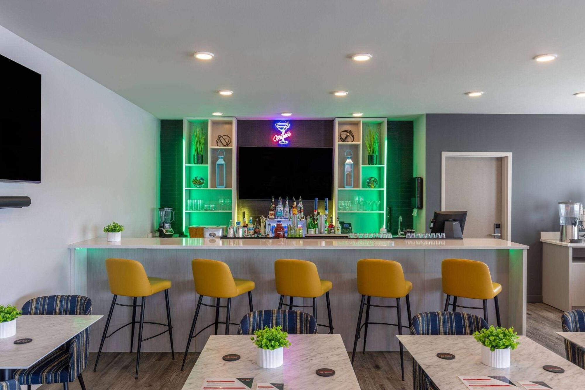 Microtel Inn & Suites Dorval Qc Экстерьер фото